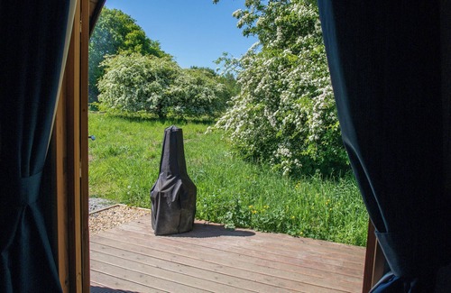 Dunfermline Cabin | Macallan, Off-Grid Cabin in Woods: Macallan. Pet Friendly!