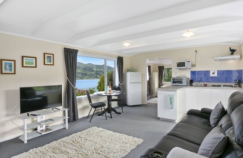 Dunedin Cottage | Macbay Retreat - Macandrew Bay Holiday Home