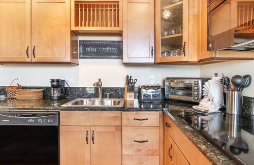 Estes Park Condo | MacGregor Mountain 27C – 1BR Condo, Fireplace, Marys Lake & Mountain Views