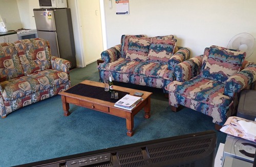 National Park Village House | Macks Alpine Chalet with Spa Pool, Bike Shed, Big Heat Pump, Carport.