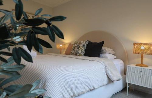 Ocean Grove House | Madeley Family Getaway- Sleeping 8, central, aircon, close to shops, beach, parks, spacious