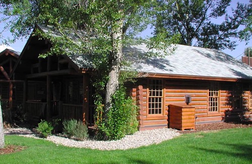 Ennis Cabin | Madison – Cozy Log Cabin in the Madison River Valley w/Shared Outdoor Pool
