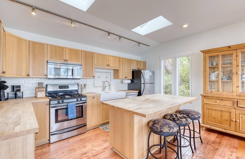 Coupeville House | Madrona Beach House by AvantStay | Waterfront Home