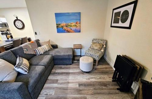 North Charleston House | Madrona's Cottage A