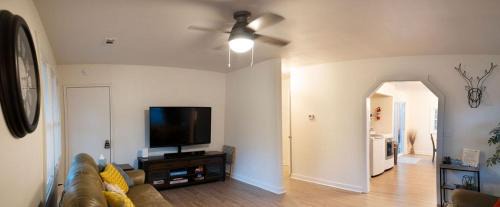 North Charleston House | Madrona's Guesthouse- Convenient location, pet friendly