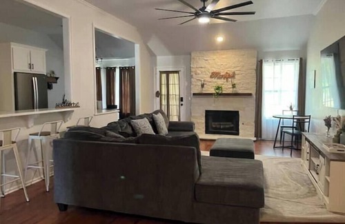 Norman House | Maggie’s Escape-2min from OU
