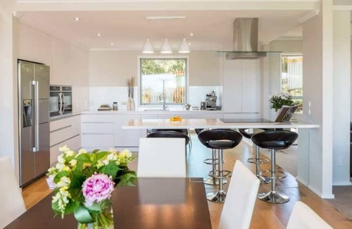 New Plymouth House | Magic on Molesworth - Prime CBD Location