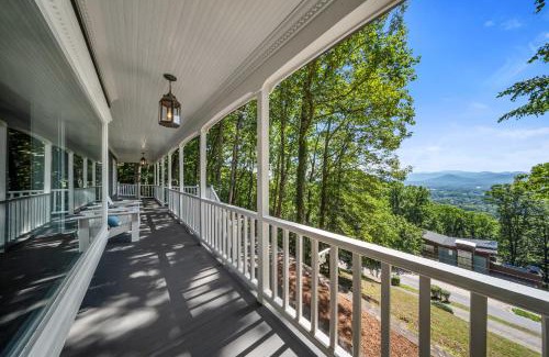 Skyland House | Magic on the Hill by Carolina Mornings