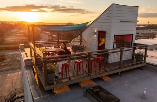 Downtown Chattanooga Apartment | Magical & Cozy: King Bed, Twinkle-Light Shower, Rooftop Views