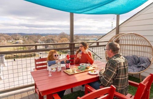 Downtown Chattanooga Apartment | Magical & Cozy: King Bed, Twinkle-Light Shower, Rooftop Views