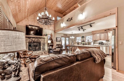 Ellijay Cabin | Magical Forest Lodge-HotTub-Pool Table-Fireplace-Creek