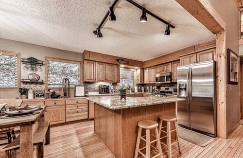 Ellijay Cabin | Magical Forest Lodge-HotTub-Pool Table-Fireplace-Creek
