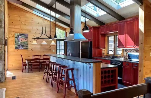 Lake Toxaway House | Magical Lakefront Cottage w/country club access
