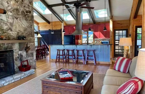 Lake Toxaway House | Magical Lakefront Cottage w/country club access