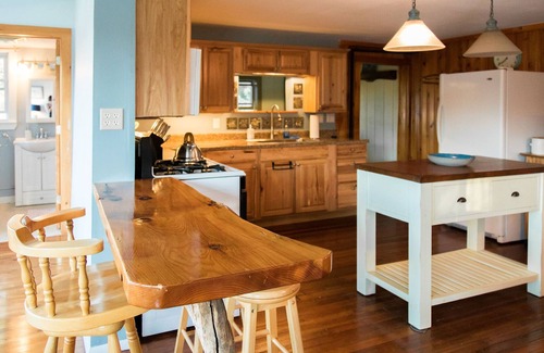 Oxford House | Magical Lakeside Retreat w/ Hot Tub