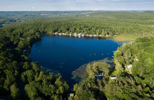 Oxford House | Magical Lakeside Retreat w/ Hot Tub