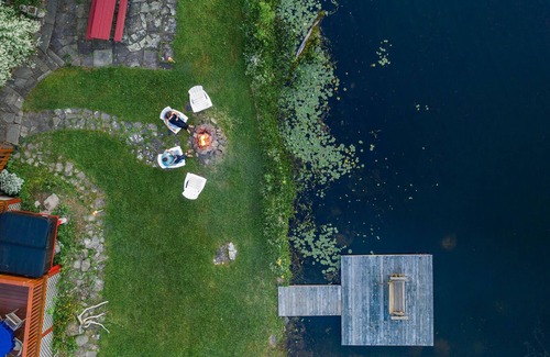 Oxford House | Magical Lakeside Retreat w/ Hot Tub