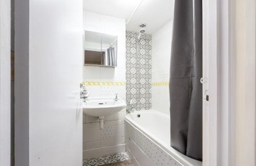 Camden Town with Primrose Hill Apartment | magnificent 3BR Apt with Balcony