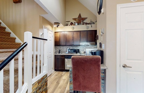 Craigleith House | Magnificent loft with hot tub, pool, W/D, tennis court, balcony, & patio