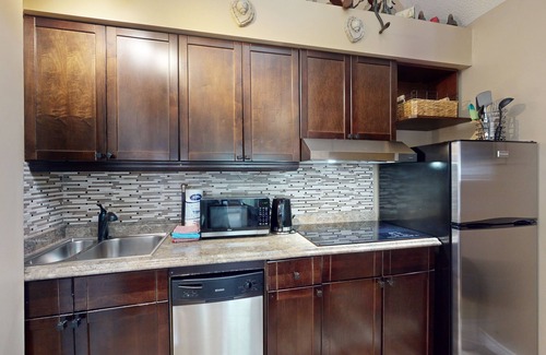 Craigleith House | Magnificent loft with hot tub, pool, W/D, tennis court, balcony, & patio