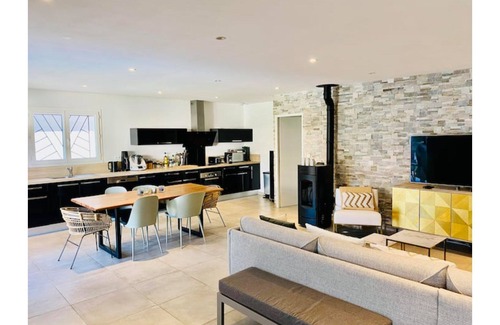 Peypin Villa | Magnificent Contemporary Villa with Swimming Pool