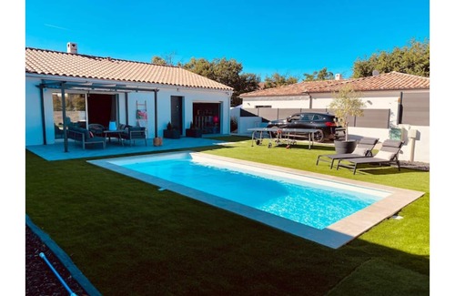 Peypin Villa | Magnificent Contemporary Villa with Swimming Pool