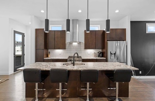 Berry Hill House | Magnificent Home - 1 King /6 Queen Beds + Balcony