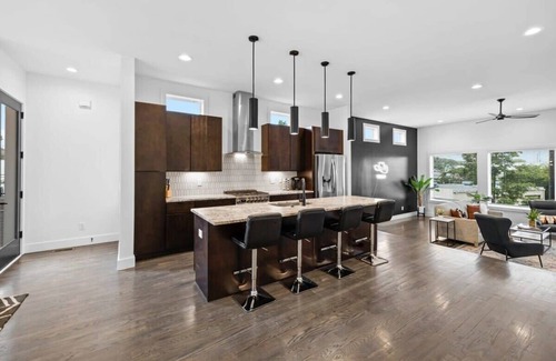 Berry Hill House | Magnificent Home - 1 King /6 Queen Beds + Balcony
