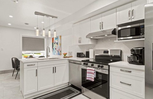 Leamington House | Magnificent Lakeview