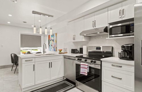Leamington House | Magnificent Lakeview