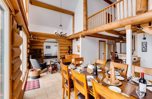 Lac-Simon Ski Chalet | Magnificent log cabin with breathtaking views and water access
