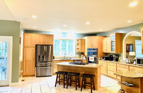 Hendersonville House | Magnificent Mnt Home Retreat! Convenient, 4 bedrooms, media rm, pool table