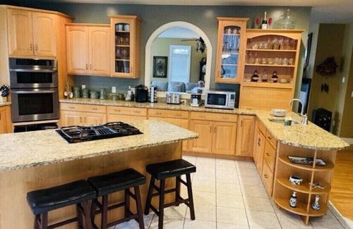 Hendersonville House | Magnificent Mnt Home Retreat! Convenient, 4 bedrooms, media rm, pool table