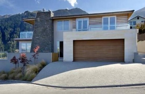 Queenstown City Centre Villa | Magnificent mountain and lake view villa