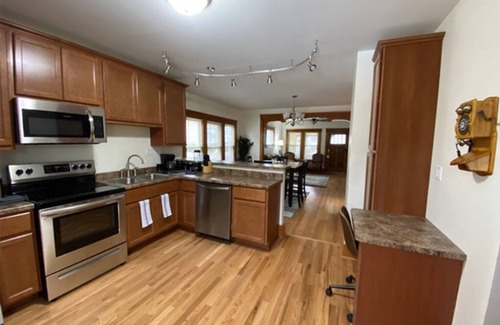 Racine House | Magnificent! Pro Cleaned, Self Check In Sleeps 10