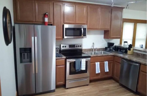 Racine House | Magnificent! Pro Cleaned, Self Check In Sleeps 10