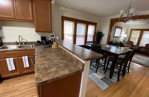 Racine House | Magnificent! Pro Cleaned, Self Check In Sleeps 10