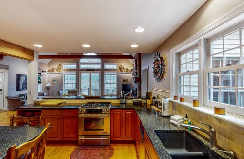 Sunderland House | Magnificent Vermont home w/free WiFi, full kitchen, firepit, patio, & deck