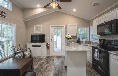 Royal Cottage | Magnolia Cottage at Safe Harbor Brady Mountain on Lake Ouachita!