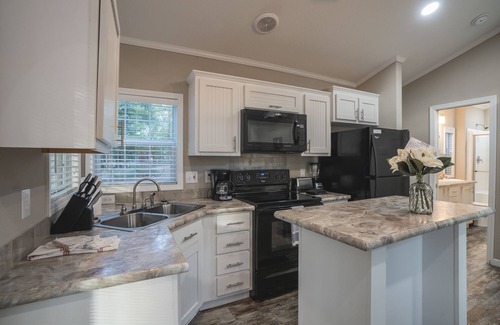 Royal Cottage | Magnolia Cottage at Safe Harbor Brady Mountain on Lake Ouachita!