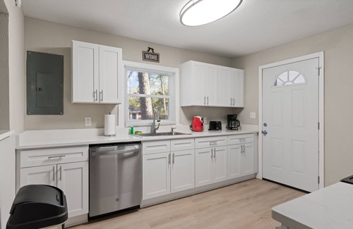Brunswick House | Magnolia Cottage - Near Islands, Hospital
