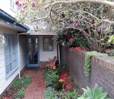 Croydon North House | Magnolia Cottage- wineries, main street, station