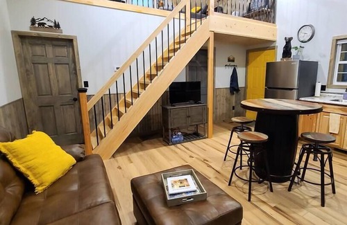 Cosby Cabin | Magnolia Den: Pet-friendly Cabin near Gatlinburg