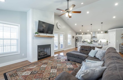 Chattanooga Valley House | Magnolia + Dogwood | Gorgeous Split Level Home | Dog Friendly | 4 Bed, 2.5 Bath