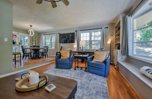 Northport House | Magnolia Lake House-family friendly, close to UofA, and gorgeous lake views!