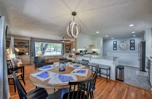 Northport House | Magnolia Lake House-family friendly, close to UofA, and gorgeous lake views!