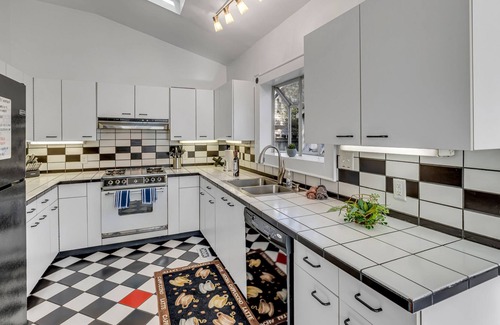 Greensboro House | Magnolia Manor - Private Backyard - Close to Downtown