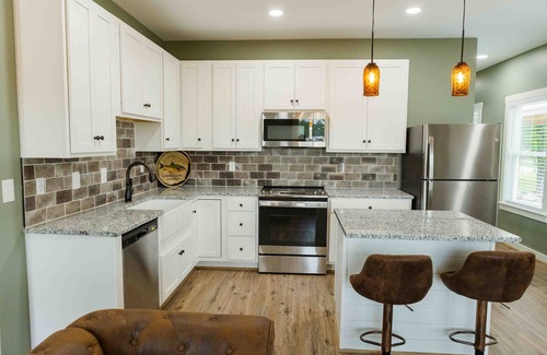 Lincoln House | Magnolia Manor: Two-Story, 6-Person Retreat, Balconies & Views!