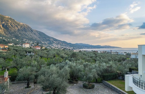 Diasella Villa | Magnolia Mansion with 5 bedrooms - private pool -BBQ - fitness room in Kalamata