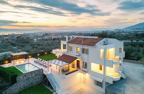 Diasella Villa | Magnolia Mansion with 5 bedrooms - private pool -BBQ - fitness room in Kalamata